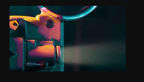 Become a Graphic Designer in the Film Industry (2023)